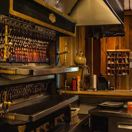 Отель La Ferme Saint Jacques Шательро